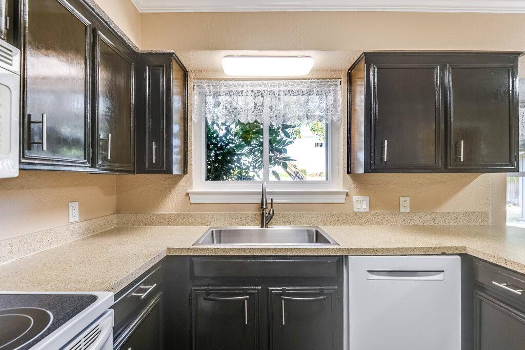 630 Barkridge Trail, Burleson, TX 76028