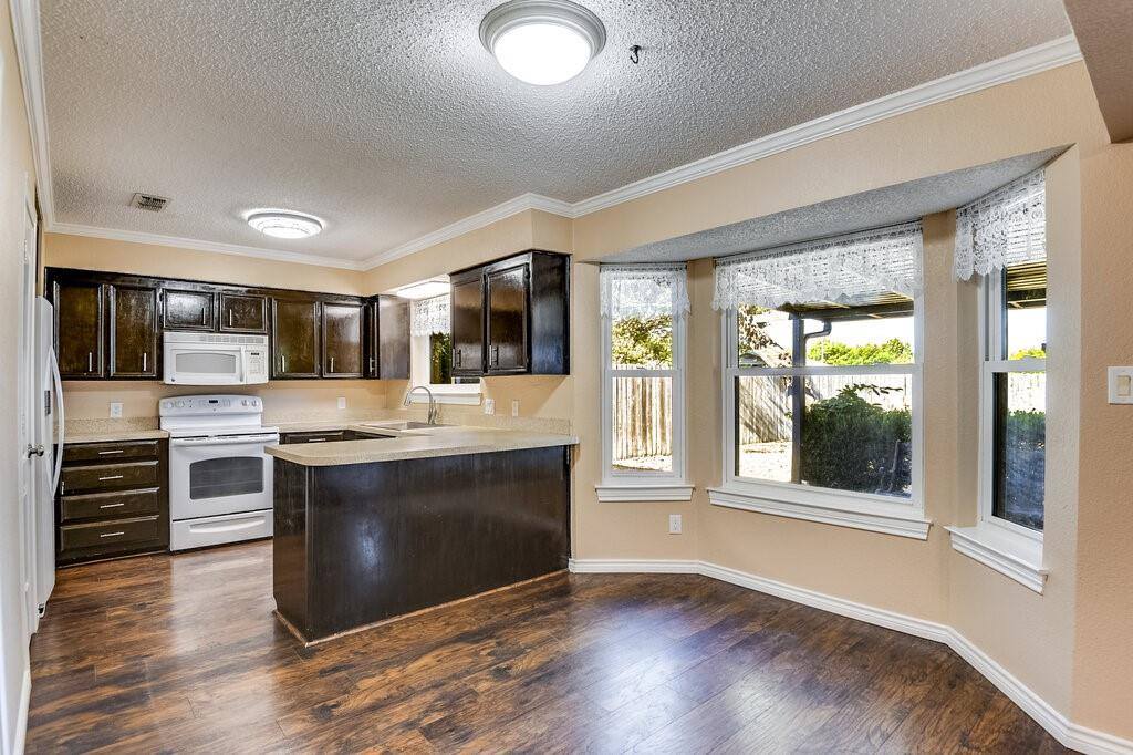 630 Barkridge Trail, Burleson, TX 76028