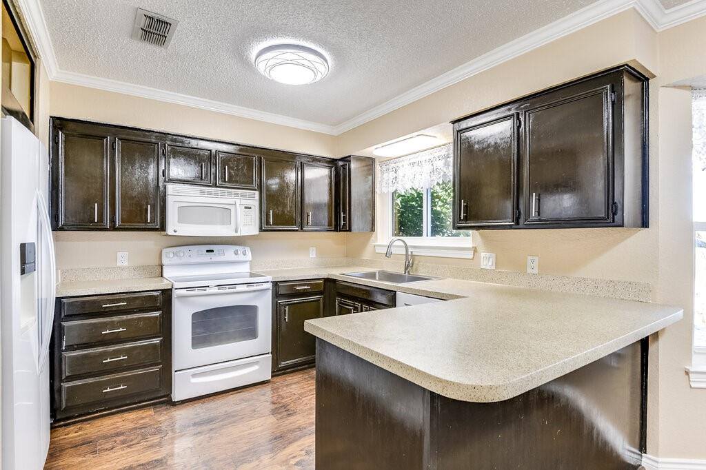 630 Barkridge Trail, Burleson, TX 76028