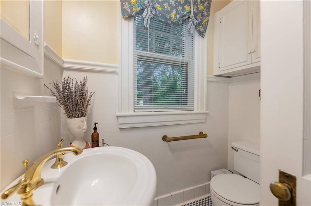 1107 New Garden Road, Greensboro, NC 27410