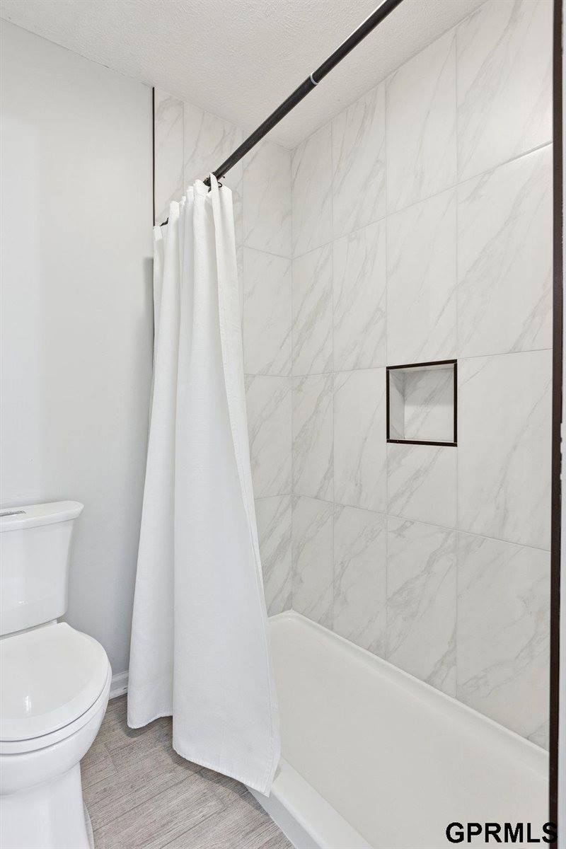 1625 North 214 Street, Elkhorn, NE 68022