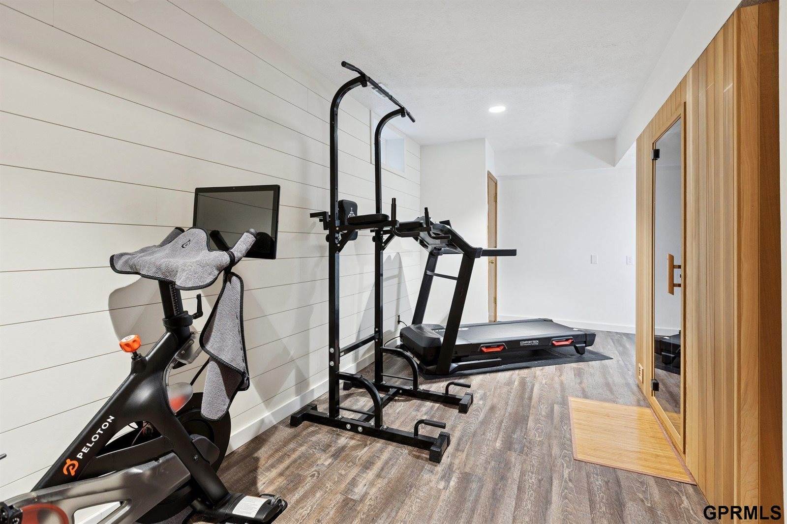 1625 North 214 Street, Elkhorn, NE 68022