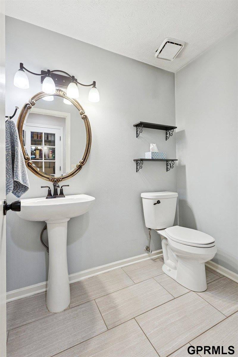 1625 North 214 Street, Elkhorn, NE 68022