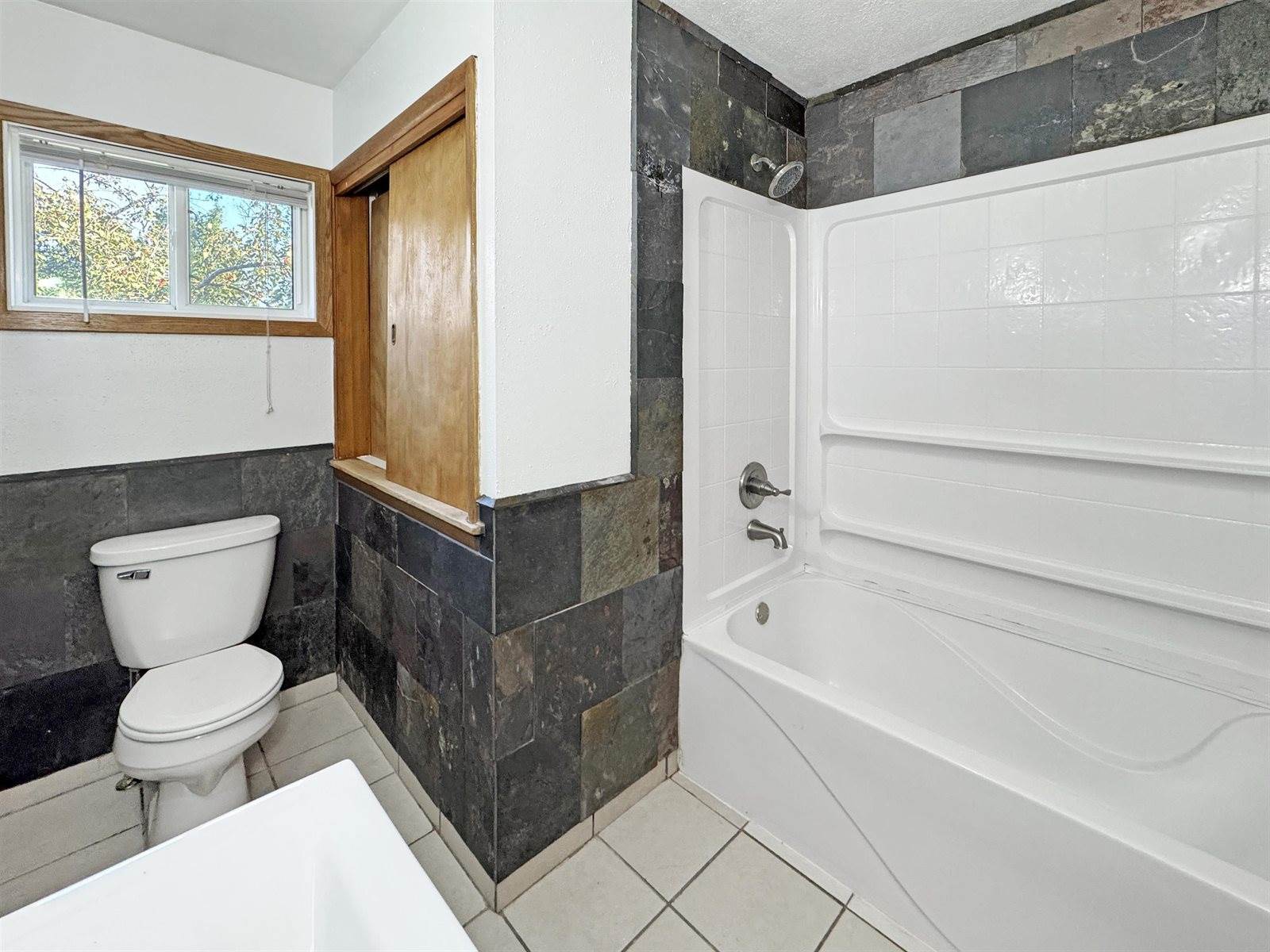 1205 4th St NE, Minot, ND 58703