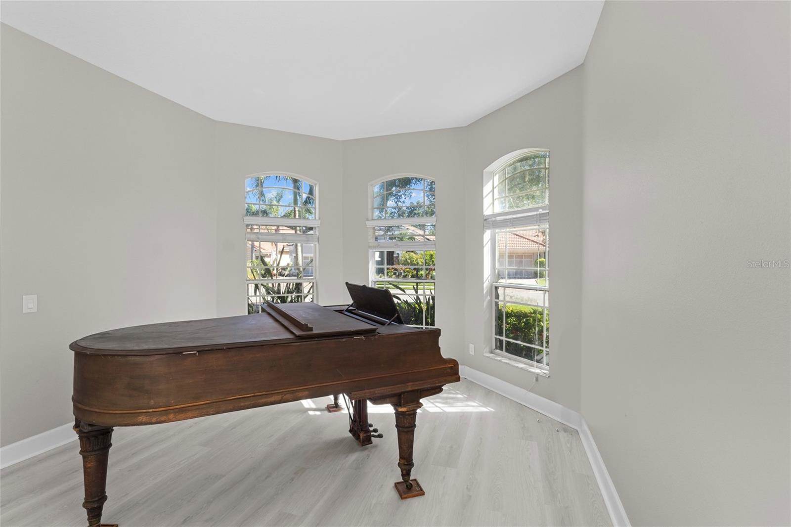 8134 Santa Rosa Court, Sarasota, FL 34243