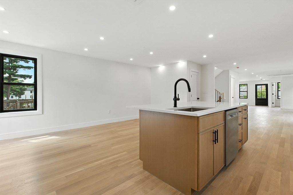 48 Lakeshore Dr, Westwood, MA 02090