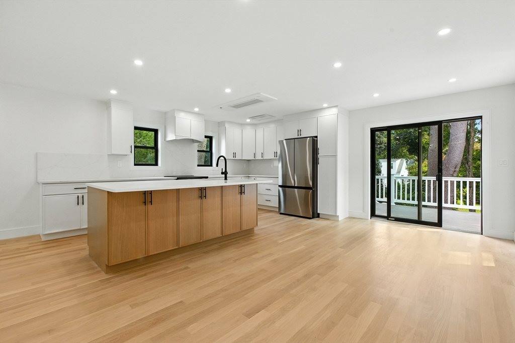 48 Lakeshore Dr, Westwood, MA 02090