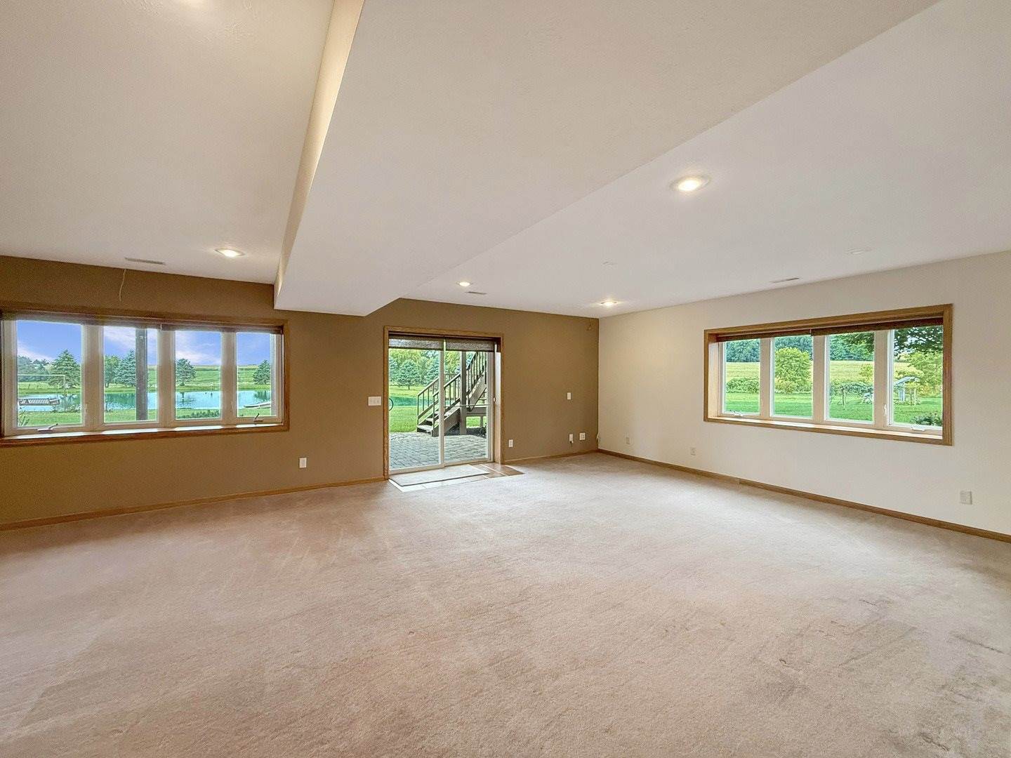 5782 North Brown Road, Dakota, IL 61018