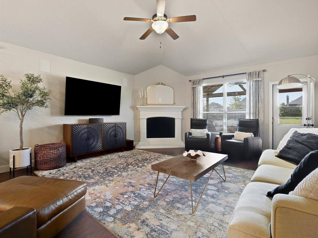 410 Bentley Drive, Midlothian, TX 76065