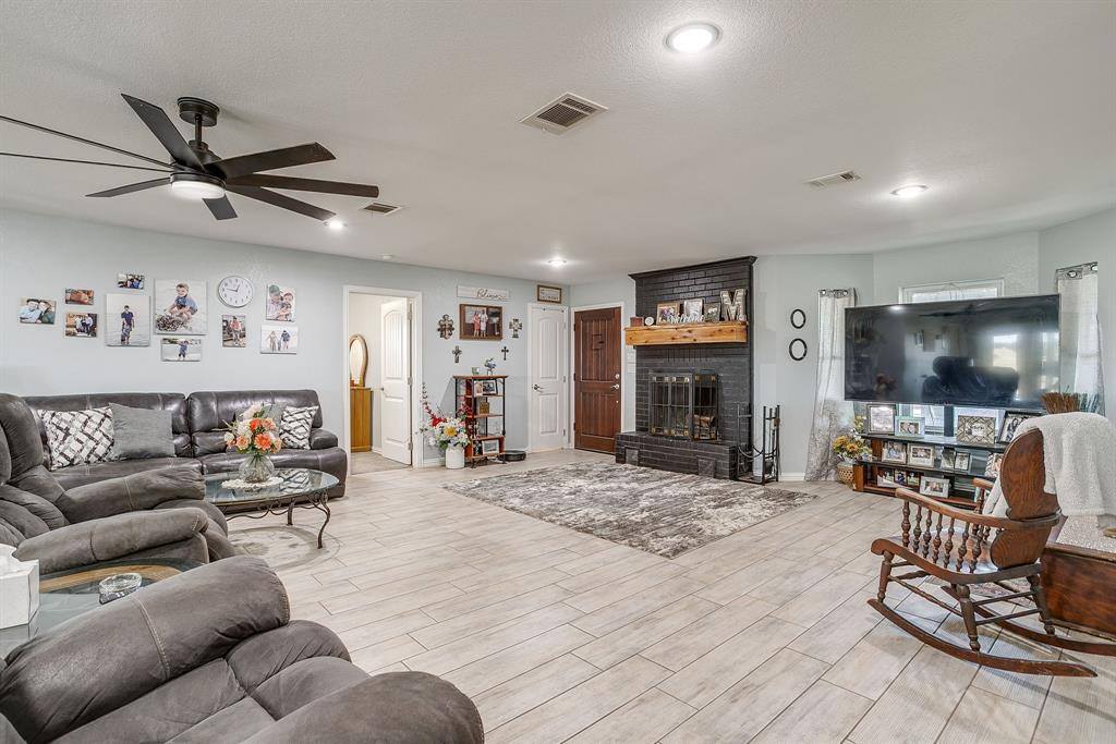 207 Trails End, Poolville, TX 76487