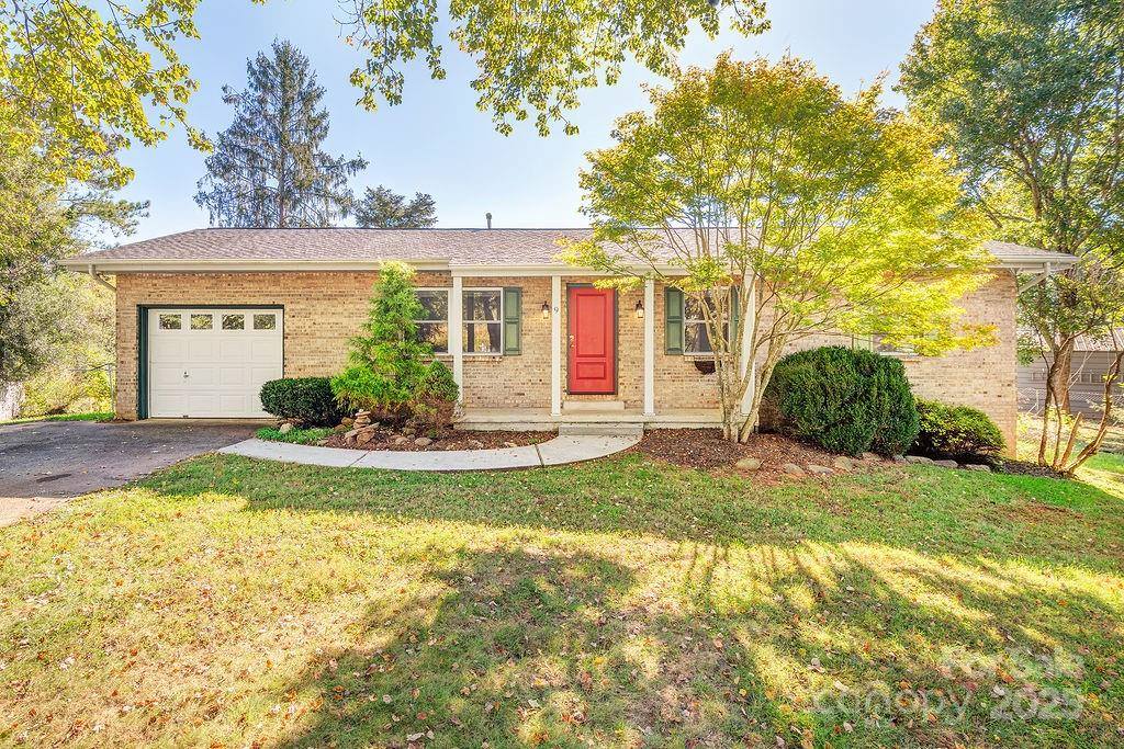 9 Guinevere Court, Asheville, NC 28806