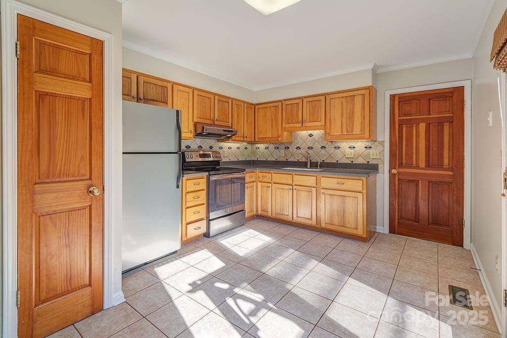 9 Guinevere Court, Asheville, NC 28806