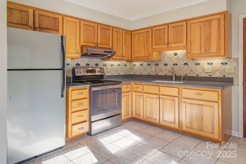 9 Guinevere Court, Asheville, NC 28806