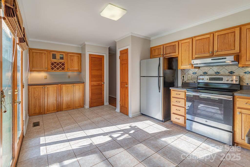 9 Guinevere Court, Asheville, NC 28806