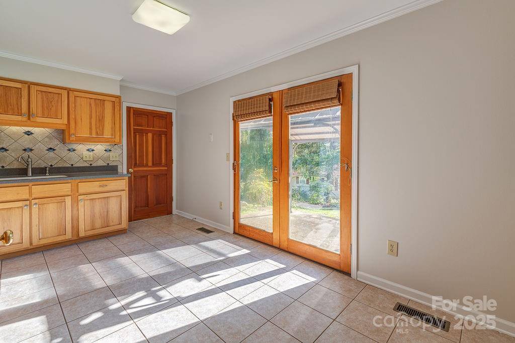 9 Guinevere Court, Asheville, NC 28806