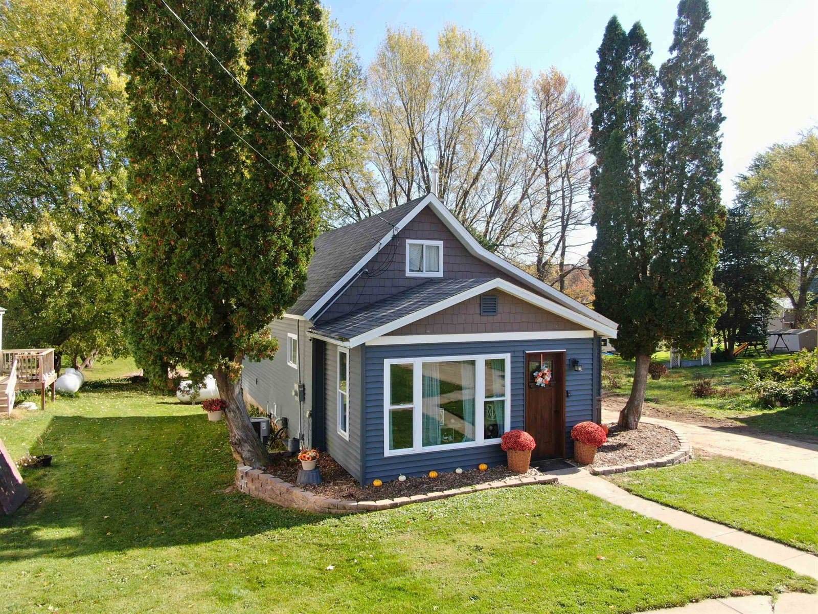 404 Division, Ontario, WI 54651