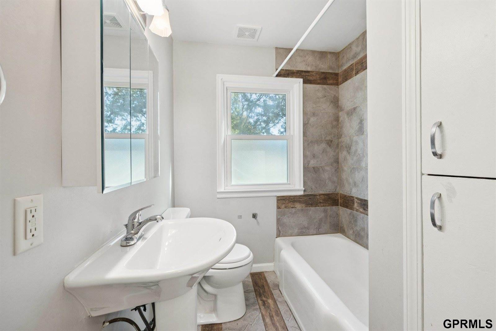 8000 Park Drive, Omaha, NE 68127