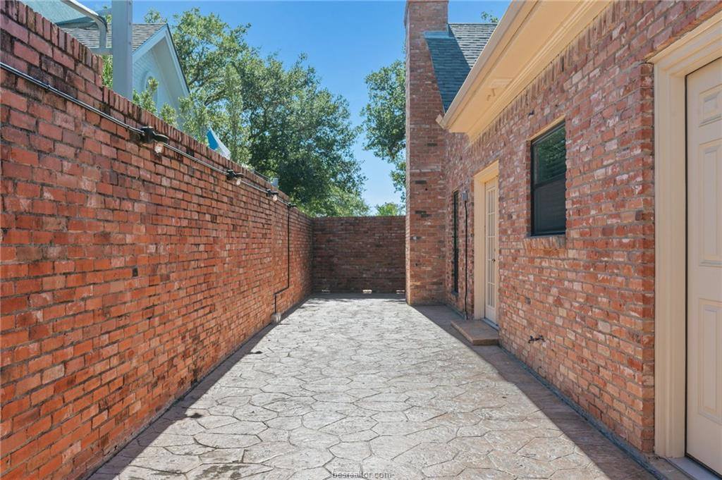 1205 Brook Hollow Drive, Bryan, TX 77802