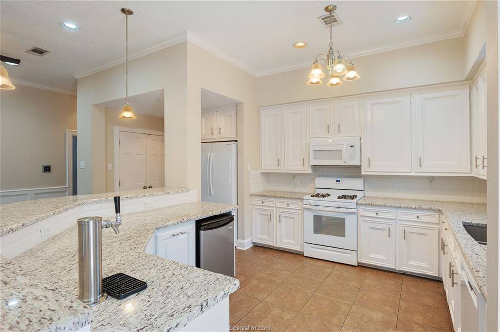 1205 Brook Hollow Drive, Bryan, TX 77802