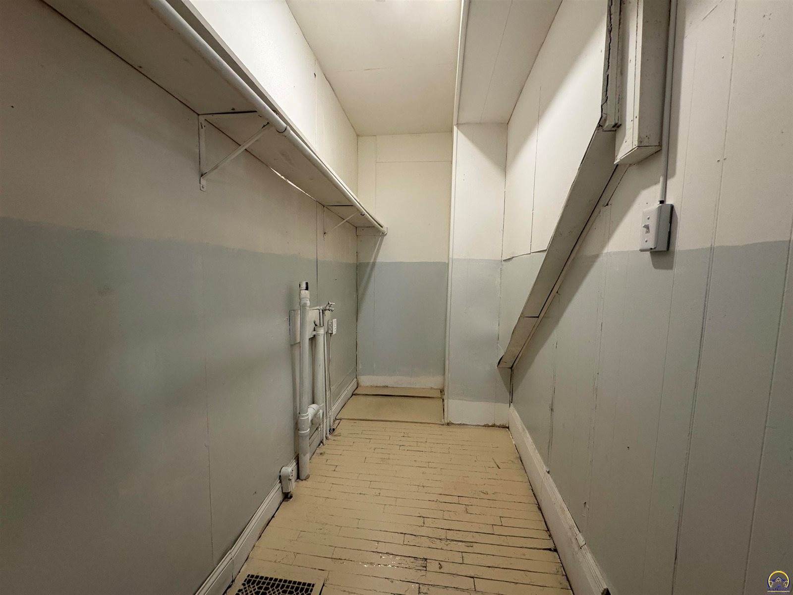 1532 SW Western AVE, Topeka, KS 66604