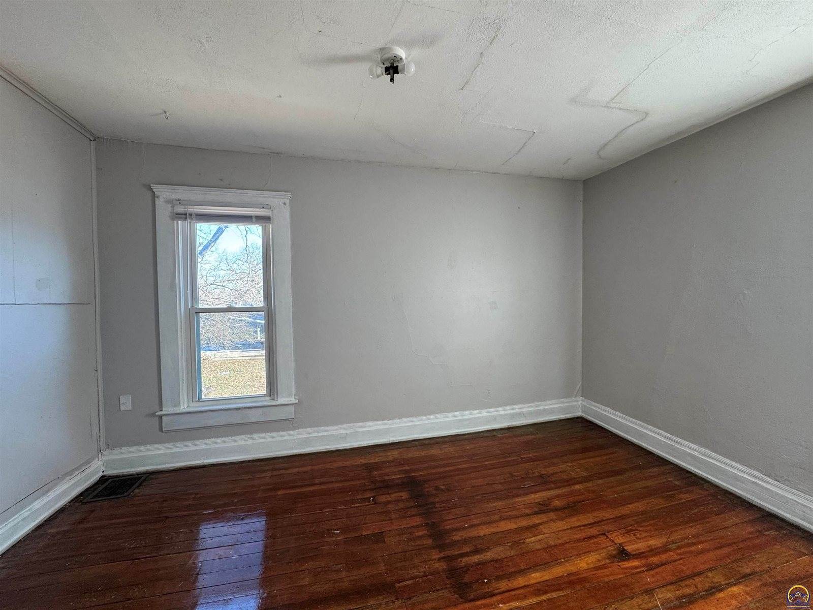 1532 SW Western AVE, Topeka, KS 66604