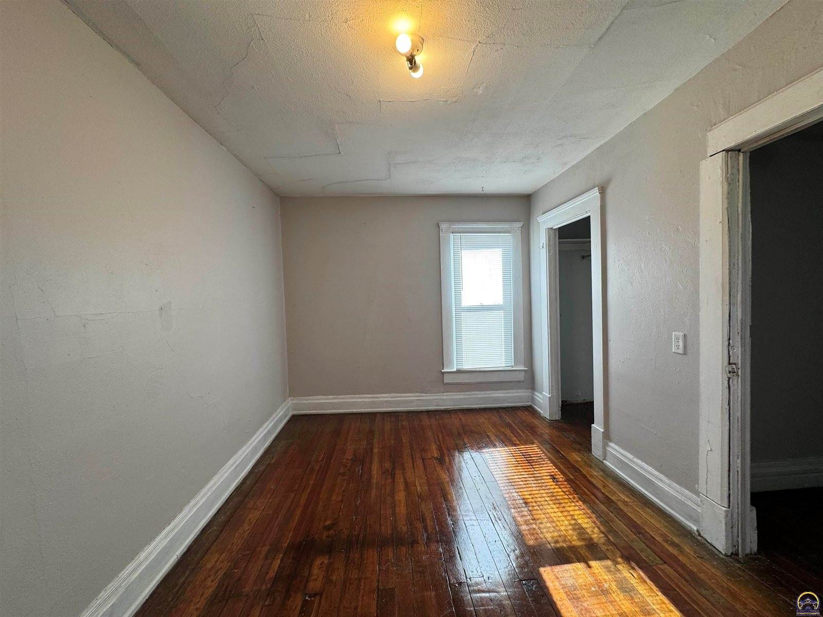 1532 SW Western AVE, Topeka, KS 66604