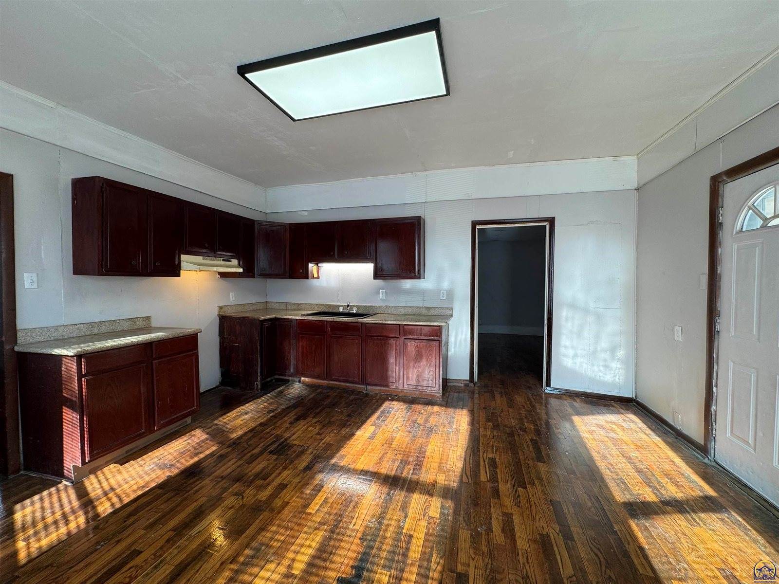 1532 SW Western AVE, Topeka, KS 66604