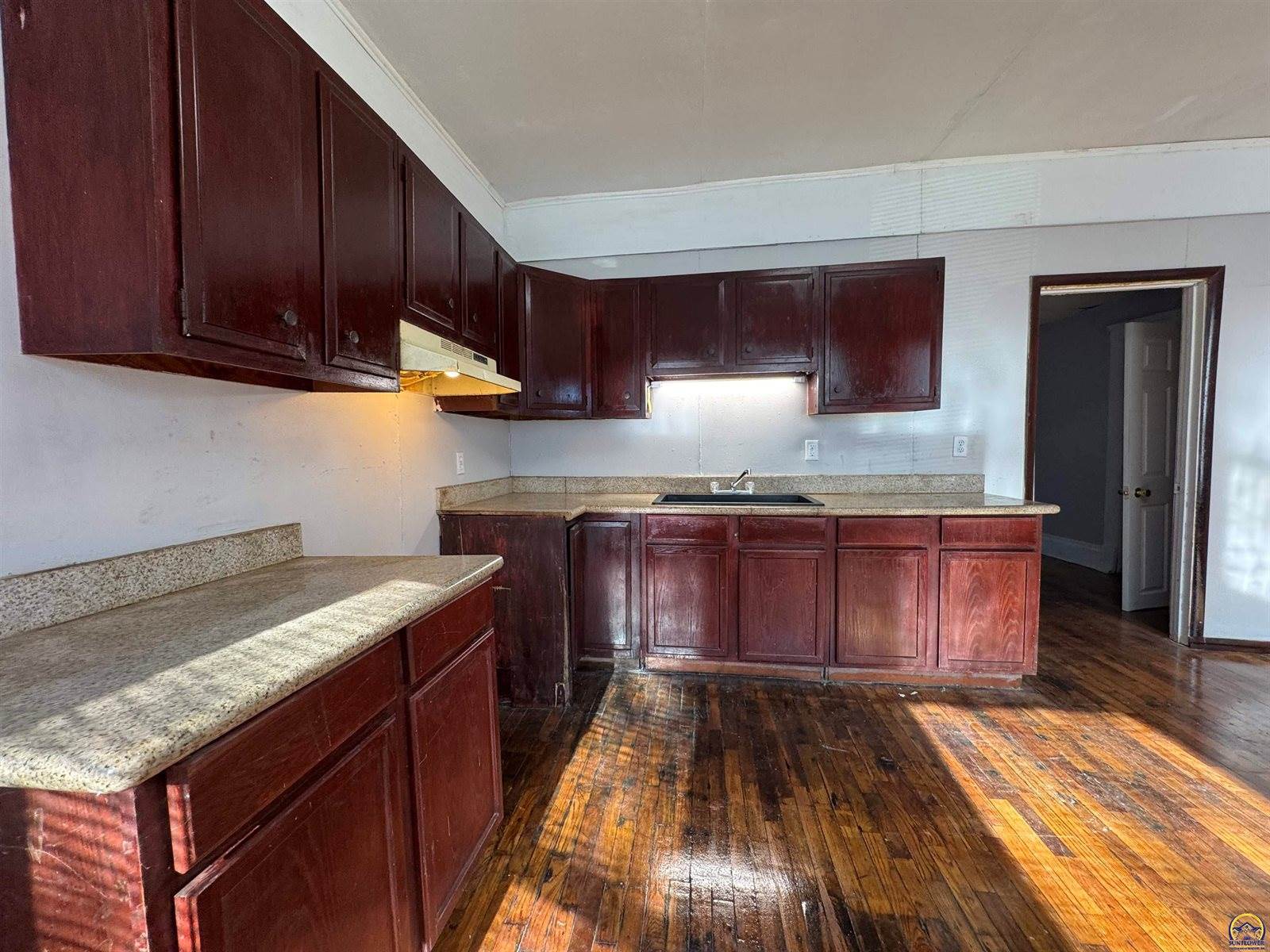 1532 SW Western AVE, Topeka, KS 66604