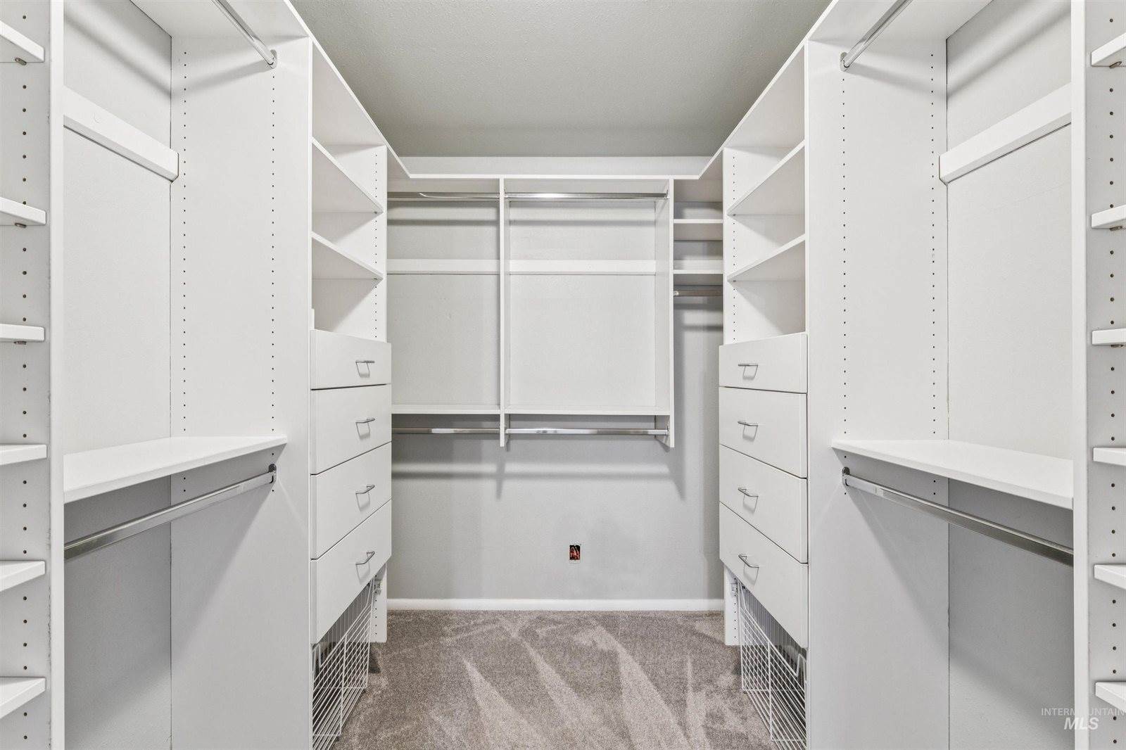 208 South Ravenswood Dr, Meridian, ID 83642