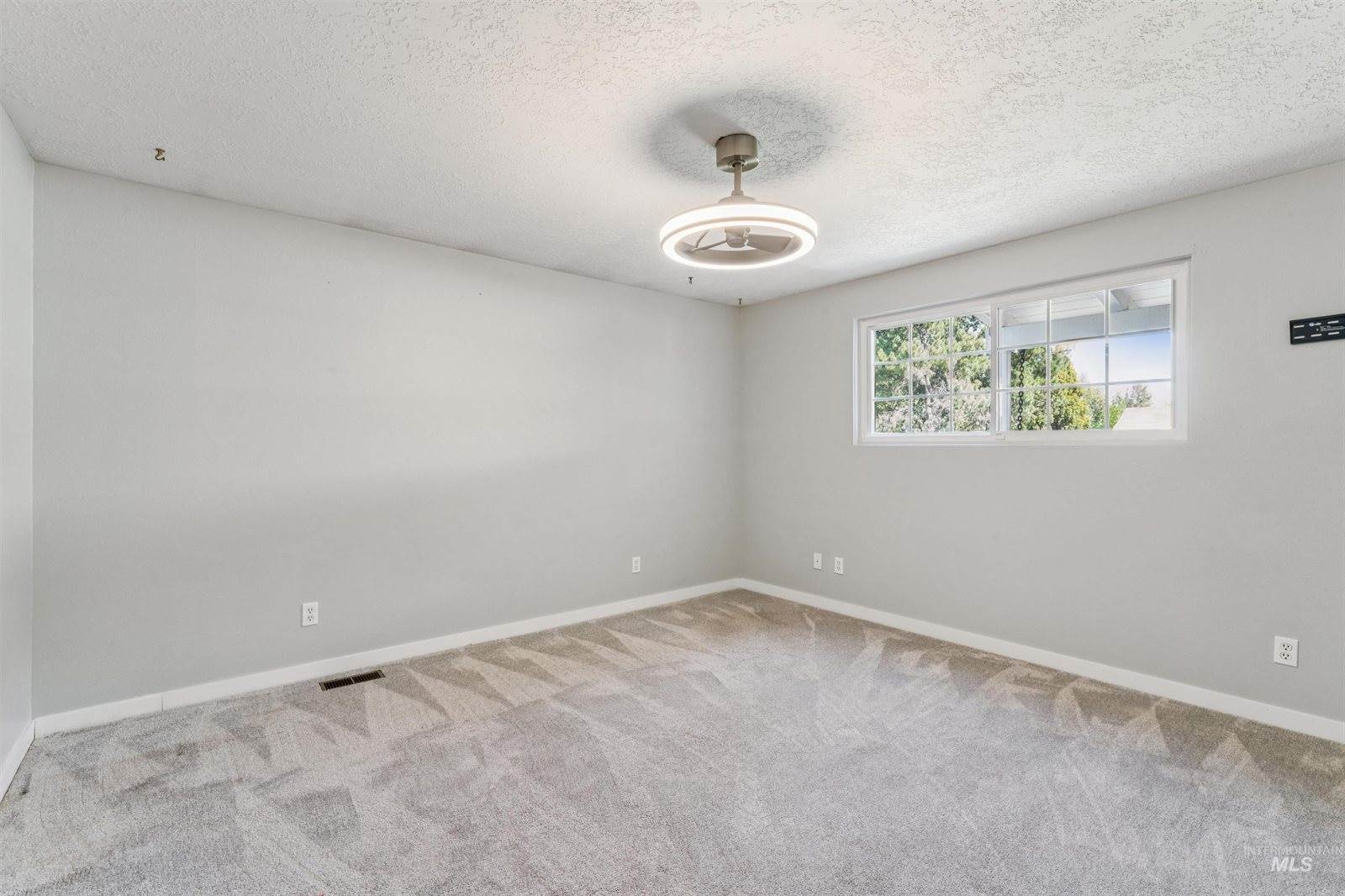 208 South Ravenswood Dr, Meridian, ID 83642