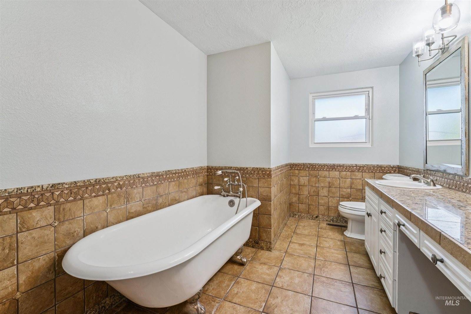 208 South Ravenswood Dr, Meridian, ID 83642