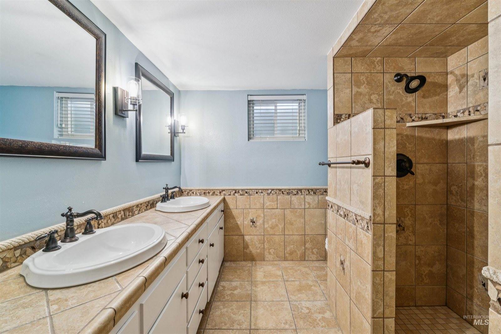 208 South Ravenswood Dr, Meridian, ID 83642