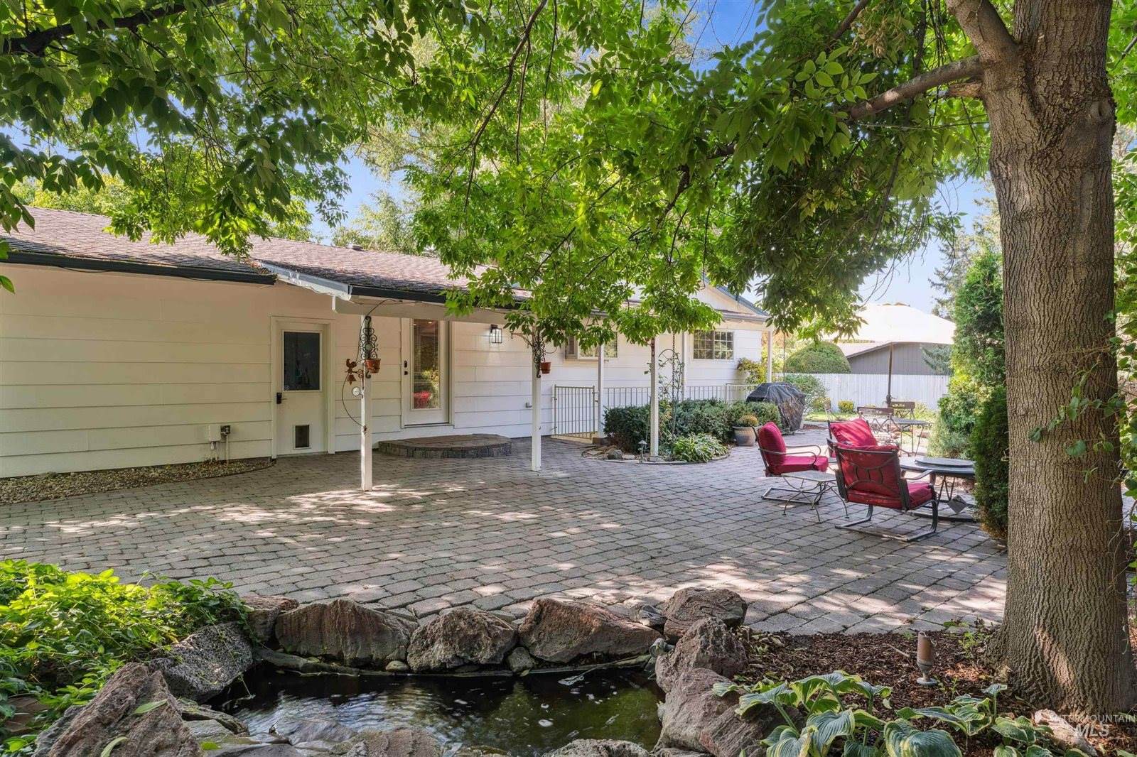 208 South Ravenswood Dr, Meridian, ID 83642