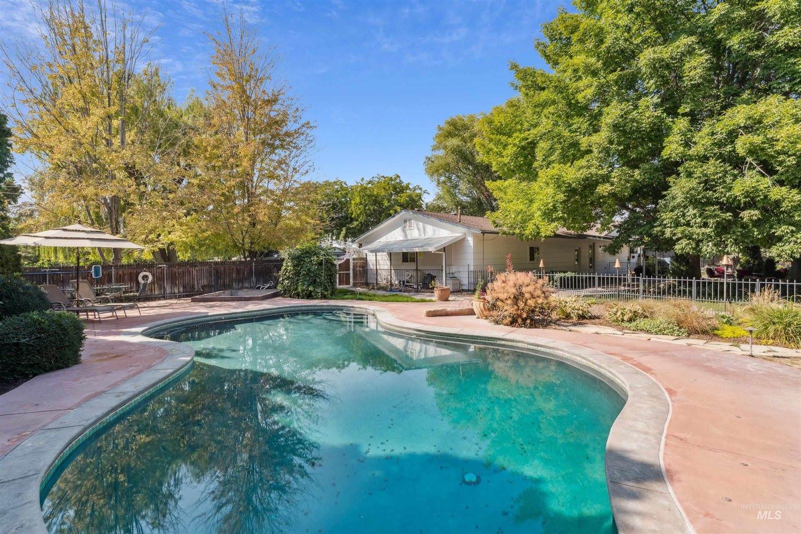 208 South Ravenswood Dr, Meridian, ID 83642