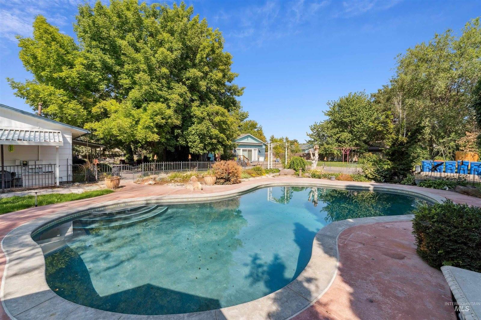 208 South Ravenswood Dr, Meridian, ID 83642