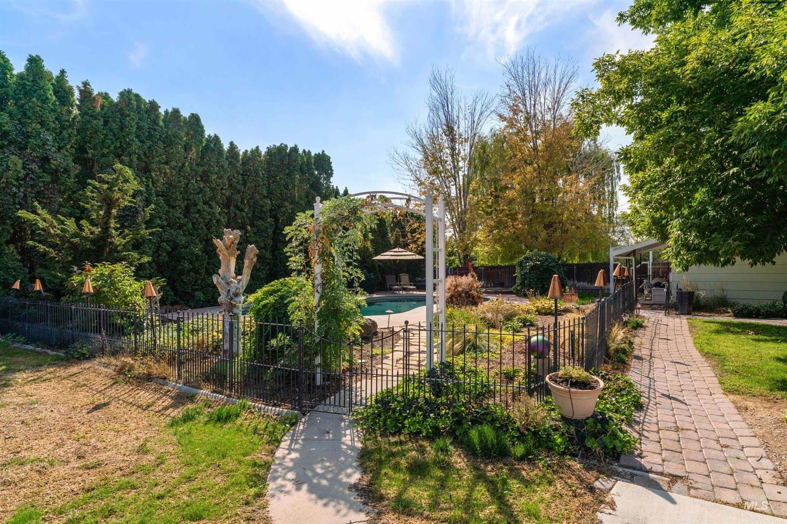 208 South Ravenswood Dr, Meridian, ID 83642