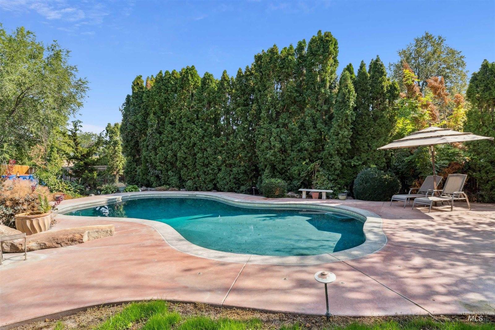 208 South Ravenswood Dr, Meridian, ID 83642