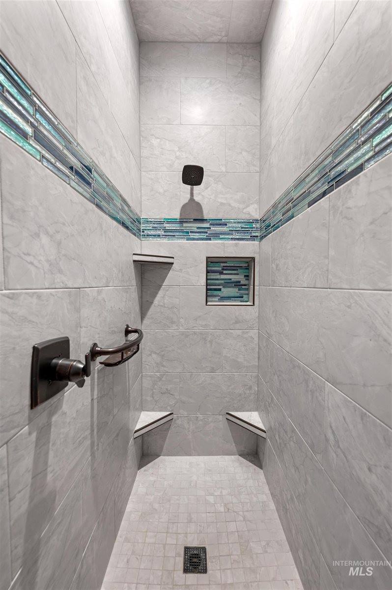 208 South Ravenswood Dr, Meridian, ID 83642