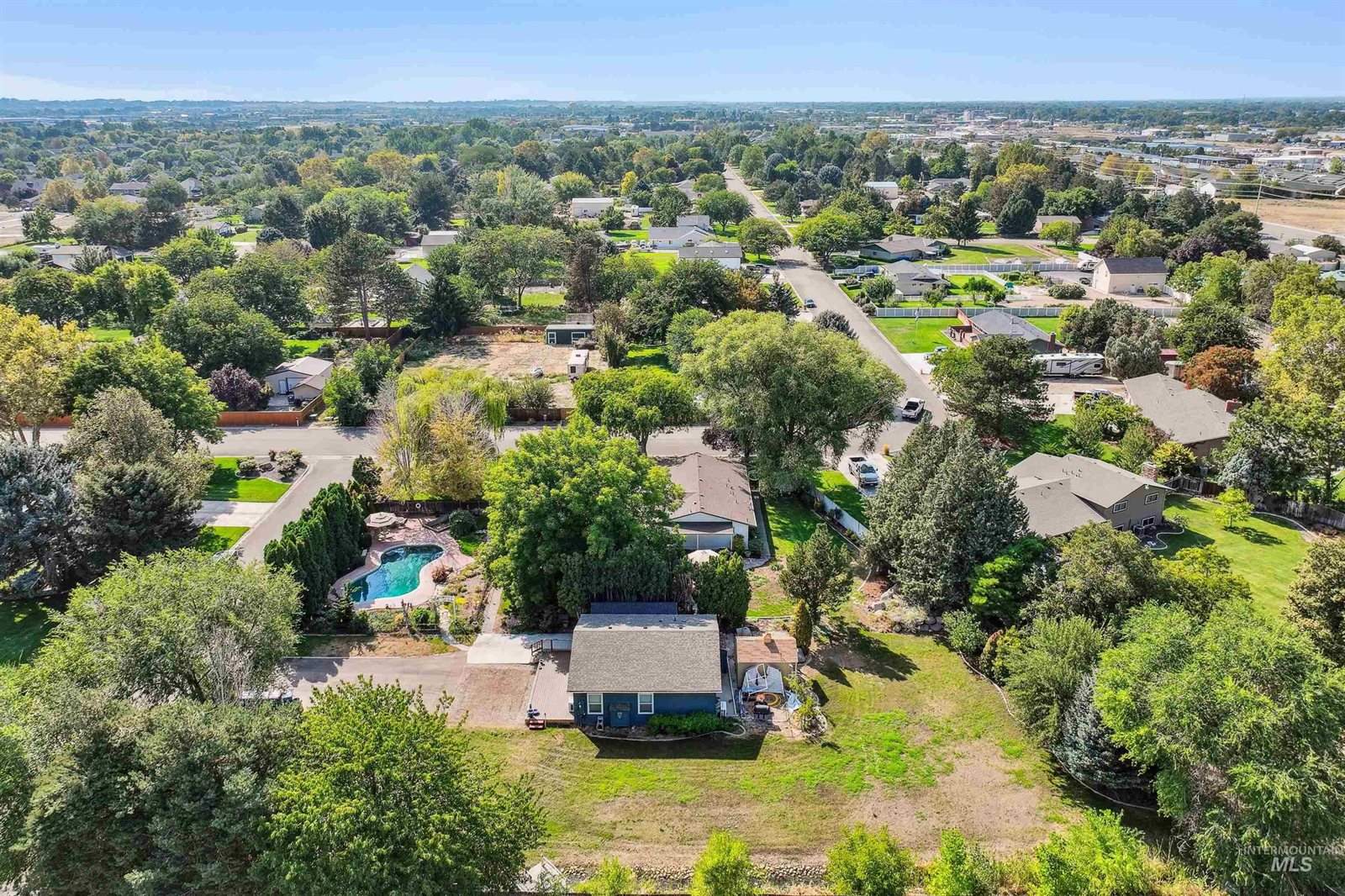 208 South Ravenswood Dr, Meridian, ID 83642