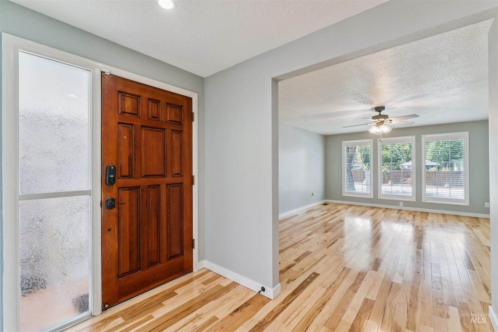 208 South Ravenswood Dr, Meridian, ID 83642