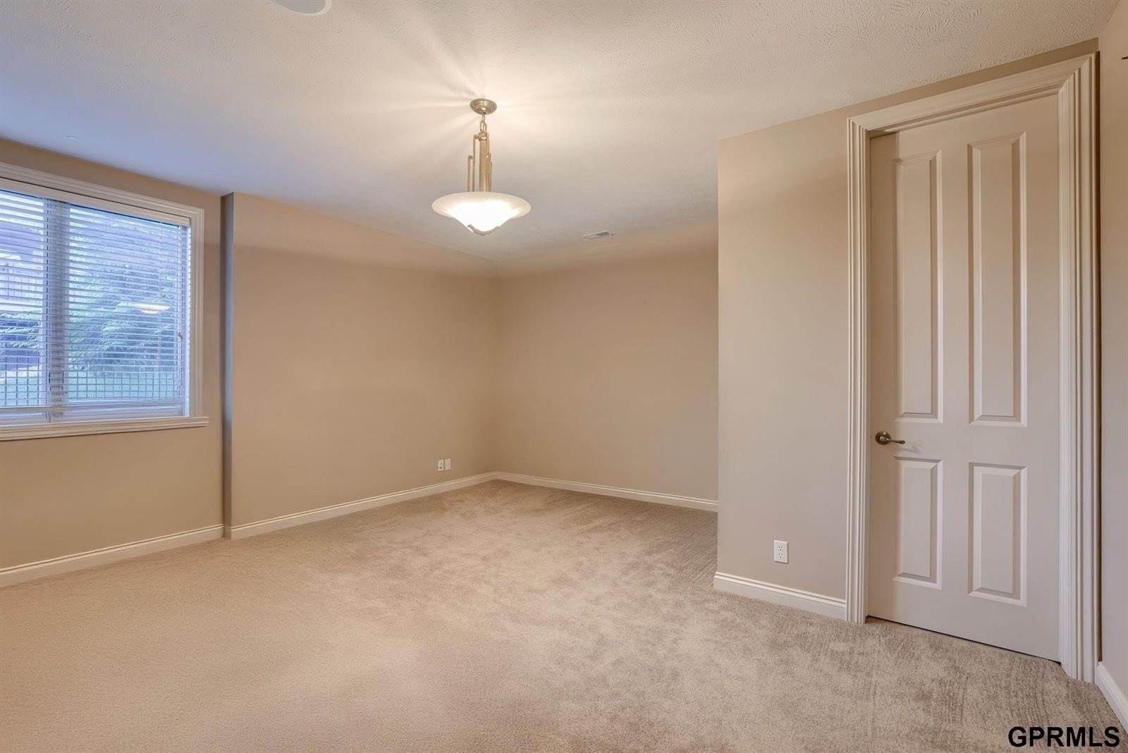 19010 Hamilton Street, Elkhorn, NE 68022