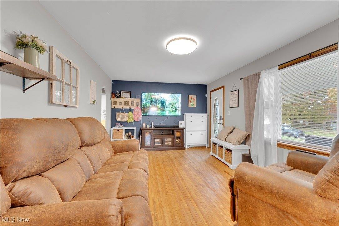 42 North Navarre Avenue, Austintown, OH 44515