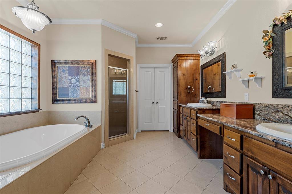 1125 Whispering Oaks, China Spring, TX 76633