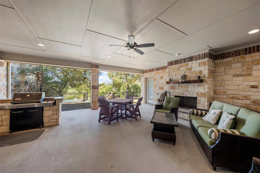 1125 Whispering Oaks, China Spring, TX 76633