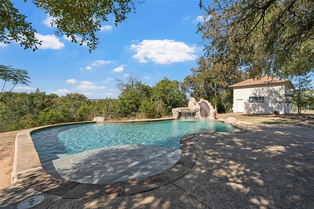 1125 Whispering Oaks, China Spring, TX 76633