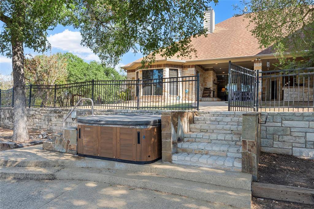 1125 Whispering Oaks, China Spring, TX 76633