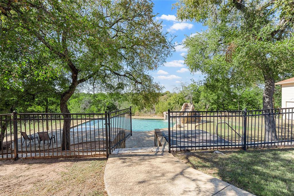 1125 Whispering Oaks, China Spring, TX 76633