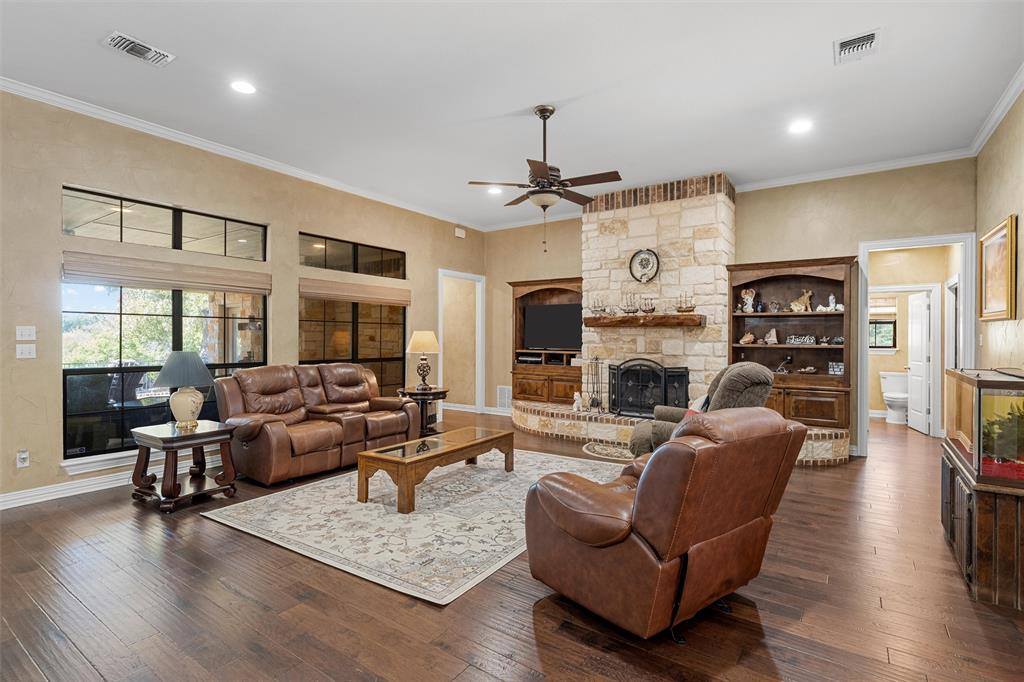 1125 Whispering Oaks, China Spring, TX 76633