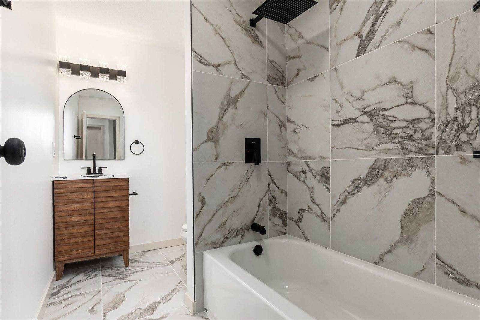 5850 Meadowhurst Way, Dublin, OH 43017