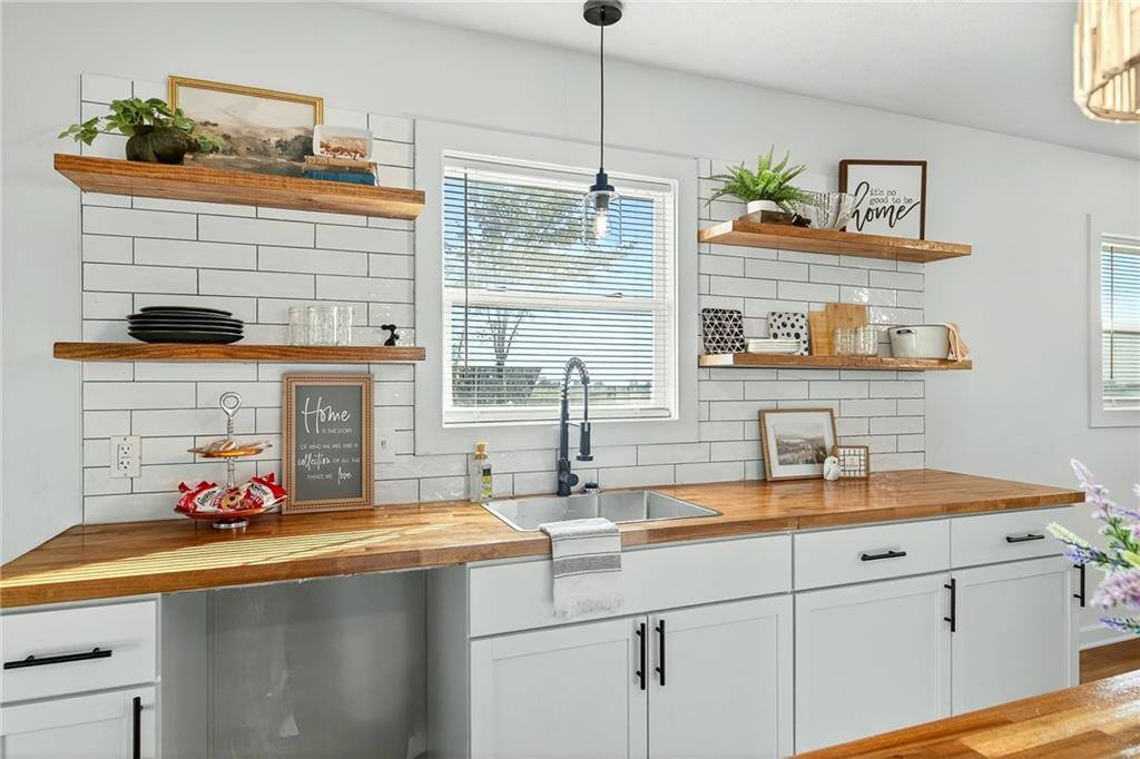 9393 State Route 52 Highway, Amoret, MO 64722